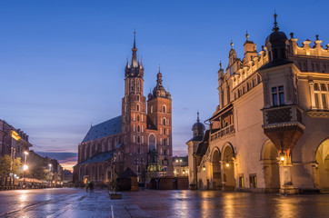 Fototapeta na wymiar St Mary's church and Cloth Hall on Main Market Square in Krakow, illuminated in the night