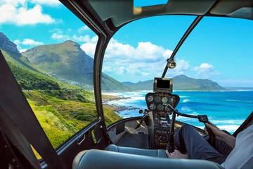 Foto op Plexiglas Helikoptercockpit vliegt in Misty Cliffs, Kaapse Schiereiland in Zuid-Afrika, met pilootarm en besturingsbord in de cabine. © bennymarty