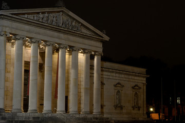 Königsplatz München bei Nacht