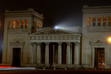 Obraz premium Königsplatz München bei Nacht