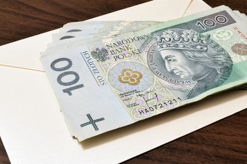 Polskie pieniądze wyjęte z koperty. Polskie banknoty. Dużo pieniędzy. 