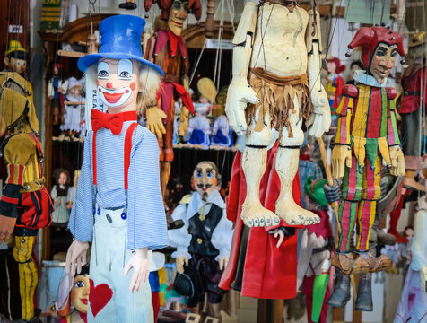Marionetas de madera en tienda en Praga