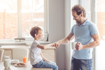 Obraz premium Father and son in kitchen