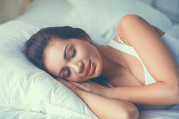 Obraz premium Pretty woman lying in bed