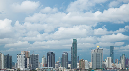 Fototapeta na wymiar Buildings in downtown Bangkok during the day.