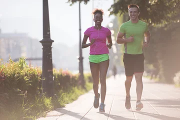 Photo sur Plexiglas Jogging young multiethnic couple jogging in the city