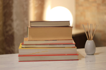 Bücherstapel auf einem Tisch