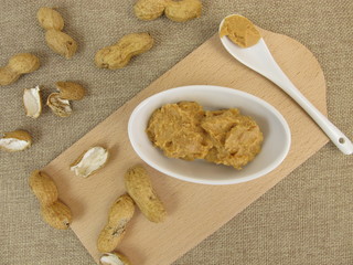 Erdnussbutter und Erdnüsse