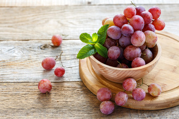 Bowl with pink grapes.