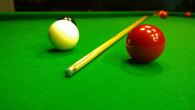 Cue and snooker balls are on the table