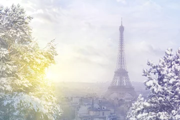 Fotobehang Kerstmisachtergrond: Luchtmening van stadsbeeld van Parijs met de toren van Eiffel bij de winterzonsondergang in Parijs. Vintage gekleurd beeld. Zakelijk, liefde en reisconcept © sergeialyoshin