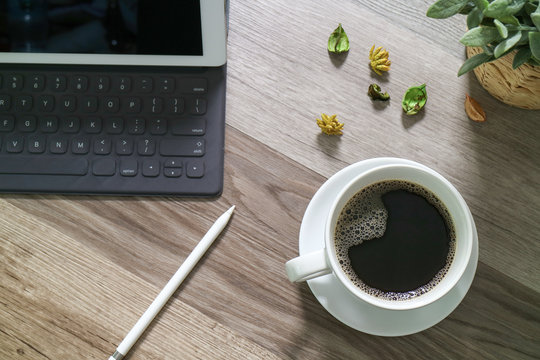 Coffee cup and Digital table dock smart keyboard,vase flower her