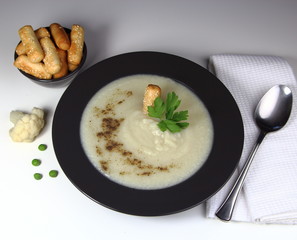 крем суп из цветной капусты с зеленым горошком и сухариками с кунжутом