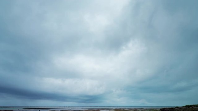 time lapse・曇り空に渦を巻く雨雲