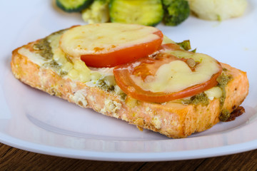 Baked salmon with pesto