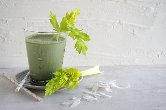 gr&uuml;ner Smoothie mit Sellerie und Kokos