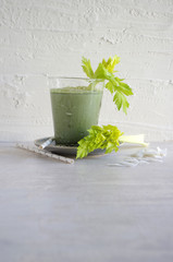 grüner Smoothie mit Sellerie und Kokos