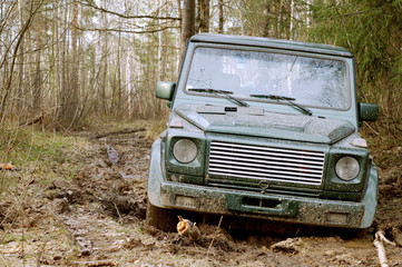 Obraz na płótnie Canvas SUV germany vehicle stucked in mud