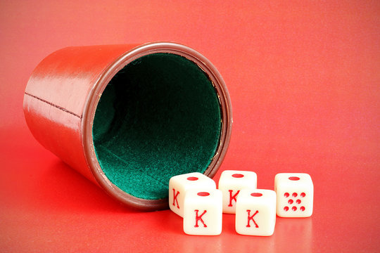 Juego de dados, jugada de repoker, sobre fondo rojos