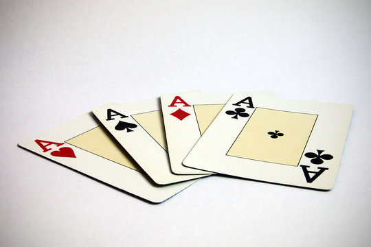 Cartas, Jugada de poker, sobre fondo blanco