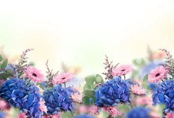 Photo sur Plexiglas Hortensia Arrière-plan incroyable avec des hortensias et des marguerites. Fleurs jaunes et bleues sur un blanc blanc. Carte florale nature. papillons de bokeh.