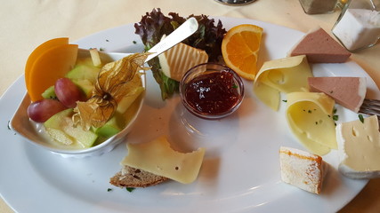 Leckeres Frühstück mit Käse, Marmelade und Früchtejoghurt