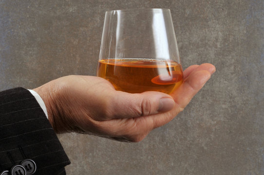 Un verre de whisky en main