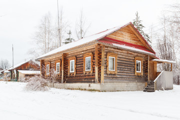 Fototapeta na wymiar Новый деревянный дом зимой