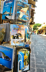 Shopping für Souvenirs - eine Fußgängerzone in Rhodes Town, Griechenland