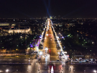 パリ・シャンゼリゼ通りの夜景（俯瞰）