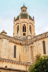 Fototapeta na wymiar Cour d'entrée du Monastère royal de Santes Creus, Catalogne, Espagne 