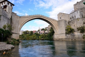 Obraz premium ネレトヴァ川に架かる橋スタリ・モスト オスマントルコ文化の影響によるエキゾチックな街の様子が印象的だ。