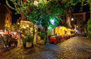 Fotobehang Nachtmening van oude straat in Trastevere in Rome, Italië © Ekaterina Belova