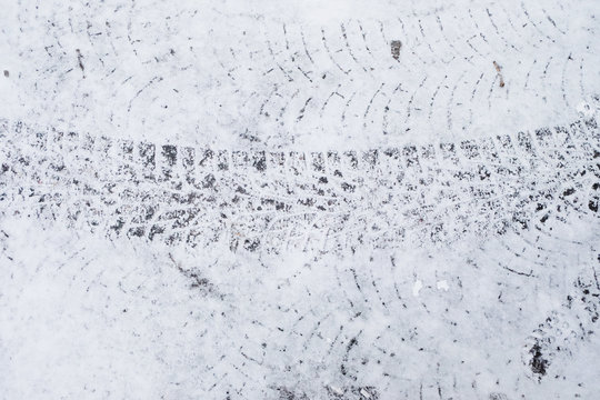 icy circular traces the unfolding of the car