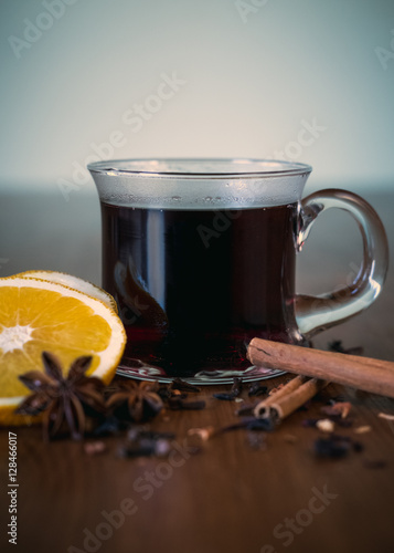 "Glühwein Feuerzangenbowle auf Tisch" Stockfotos und