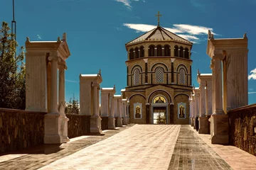 Foto op Plexiglas Beroemd orthodox klooster van Kykkos, Heilig klooster van de Maagd van Kykkos op Cyprus. Weg naar de kerk bij het graf van koning Macarius. Afbeelding reizen sightseeing © Roxana