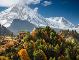 Himalaya-Gebirgslandschaft. Buddhistisches Kloster und Manaslu-Berg im Himalaya, Nepal.