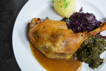 Gänsekeule mit Rotkohl, Grünkohl und Klößen