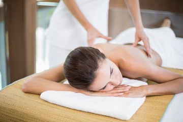 Obraz na płótnie Canvas Woman receiving back massage 