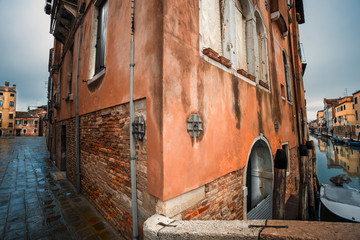 Fototapeta na wymiar Venezia, casa d'angolo, scorcio di Cannaregio