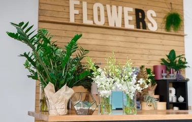 Store enrouleur tamisant Fleuriste Flower shop interior, small business of floral design studio