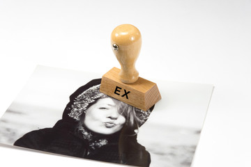 Ein Foto der Ex Frau und ein Stempel