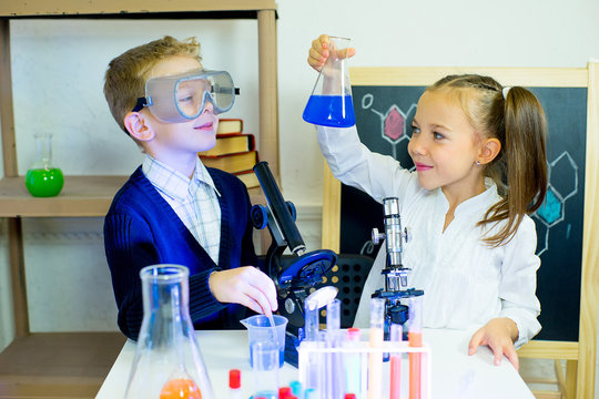 kids making science experiments