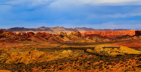 Obraz premium Skały i góry Wielkiego Kanionu i deser Nevada, Arizona.