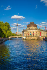 Fototapeta premium Berlin Museumsinsel z wieżą telewizyjną o zachodzie słońca, Berlin, Niemcy