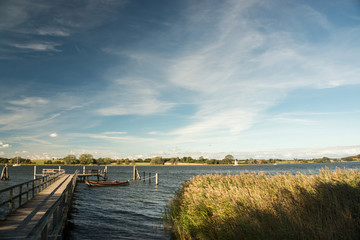 Fototapeta premium Bootssteg an der Schlei im Herbst