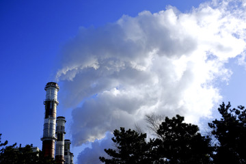 Obraz premium Industrial power plant with smokestack