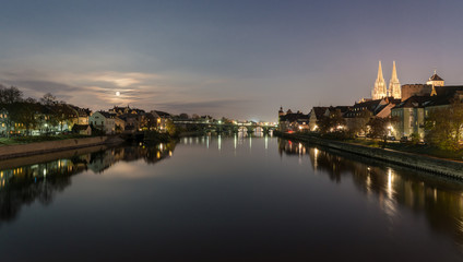 Super Vollmond in Regensburg mit Donau und Altstadt