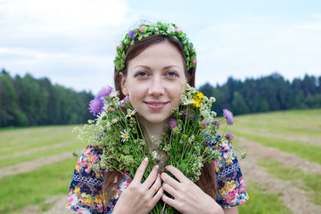 Girl standing with splitting flower bouquet