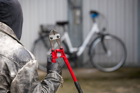 ein Dieb will ein Fahrrad stehlen